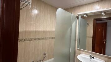 Kahden hengen comfort-huone (yksi tai kaksi sänkyä), näköala mäelle | Kylpyhuone | Ilmaiset hygieniatuotteet, pyyhkeet, saippua, sampoo