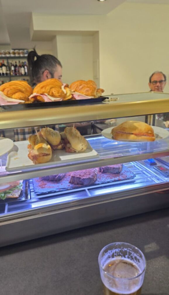 Una teca con dolci e un bicchiere di birra.