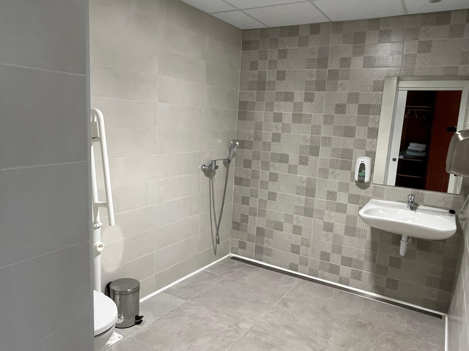 Habitación triple Deluxe, vistas a la colina | Baño | Artículos de higiene personal gratuitos, toallas, jabón y champú