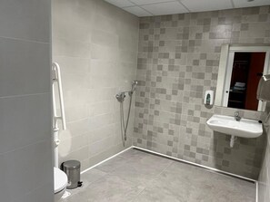 Habitación triple Deluxe, vista a la colina | Baño | Amenidades de baño gratuitas, toallas, jabón, shampoo