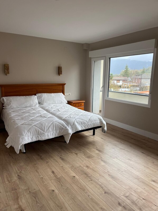 Habitación triple Deluxe, vistas a la colina | Escritorio, espacio para trabajar con un portátil, wifi gratis