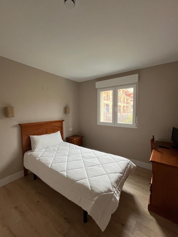 Desk, laptop workspace, free WiFi - Hotel Valle de Tobalina (Quintana Martín Galíndez)