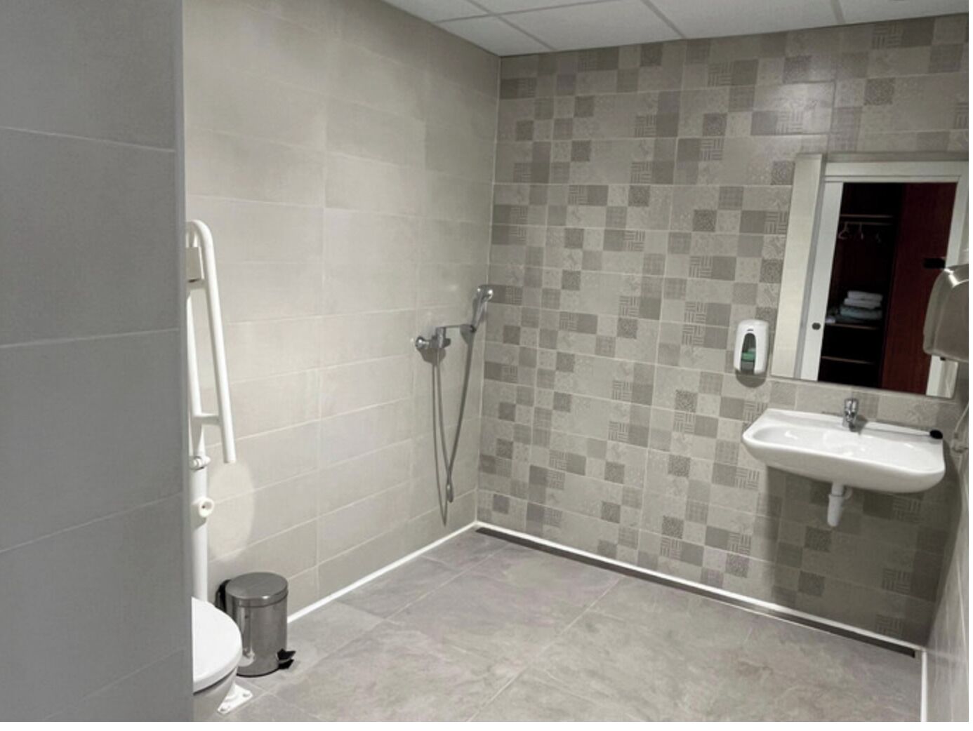 Studio | Bathroom | Free toiletries, towels, soap, shampoo