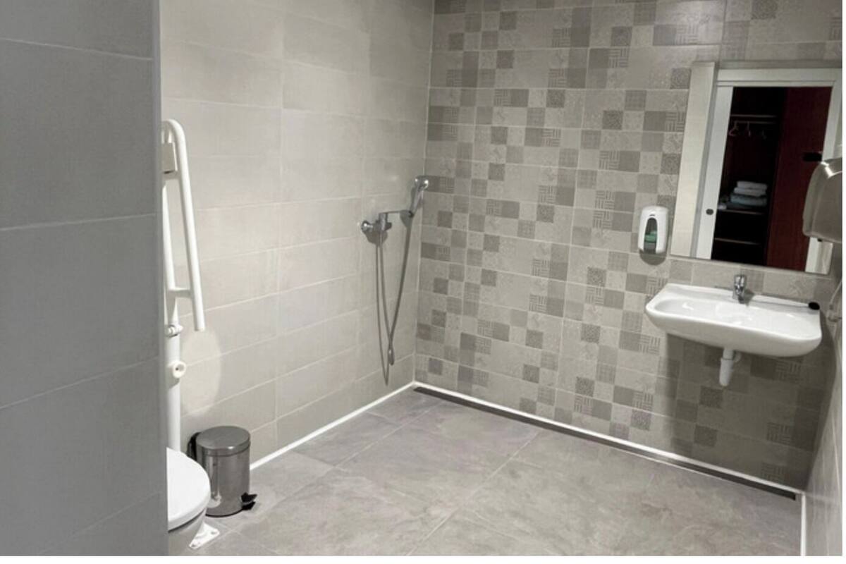 Studio | Badezimmer | Kostenlose Toilettenartikel, Handtücher, Seife, Shampoo