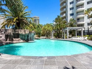 Pool - Renovated Apartment Near Beach & Hot Tub (Surfers Paradise)