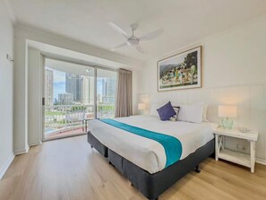 1 bedroom, iron/ironing board, WiFi, bed sheets - Renovated Apartment Near Beach & Hot Tub (Surfers Paradise)