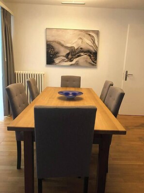 Dining - 2BR apartment near the lake / city center D6 (Zürich)