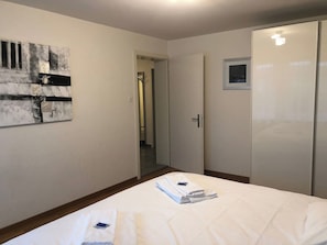Escrivaninha, ferros/tábuas de passar roupa, Wi-Fi, roupa de cama