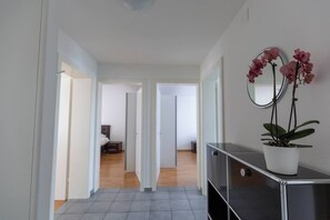 Desk, iron/ironing board, WiFi, bed sheets - 2BR apartment near the lake / city center D6 (Zürich)