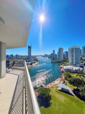 Property grounds - Cavill Ave Waterfront Apt with Pool & River View (Surfers Paradise)