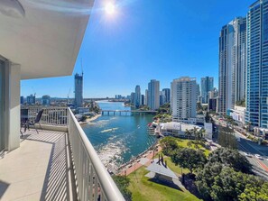 Property grounds - Cavill Ave Waterfront Apt with Pool & River View (Surfers Paradise)