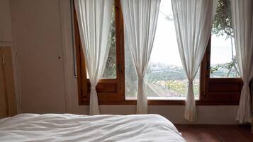 5 bedrooms, iron/ironing board, WiFi, bed sheets