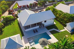 A modern house with a swimming pool, a covered patio, and a well-maintained lawn. - Villa Kynoa 4 stars (Saint-François)