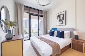 A modern hotel room with a large bed, a view of the city, and a balcony. - Bloomfields Vista Elegance 1Br Al Maryah (Abu Dhabi)