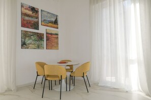 Dining - Vittorio 50 Apartment - Your Modern Retreat in the Heart of Pescara (Pescara)