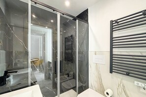 Shower, bidet, towels - Vittorio 50 Apartment - Your Modern Retreat in the Heart of Pescara (Pescara)