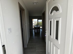 Lejlighed (One bedroom apartment 3) | Stue | 32-tommers smart-tv med satellitkanaler