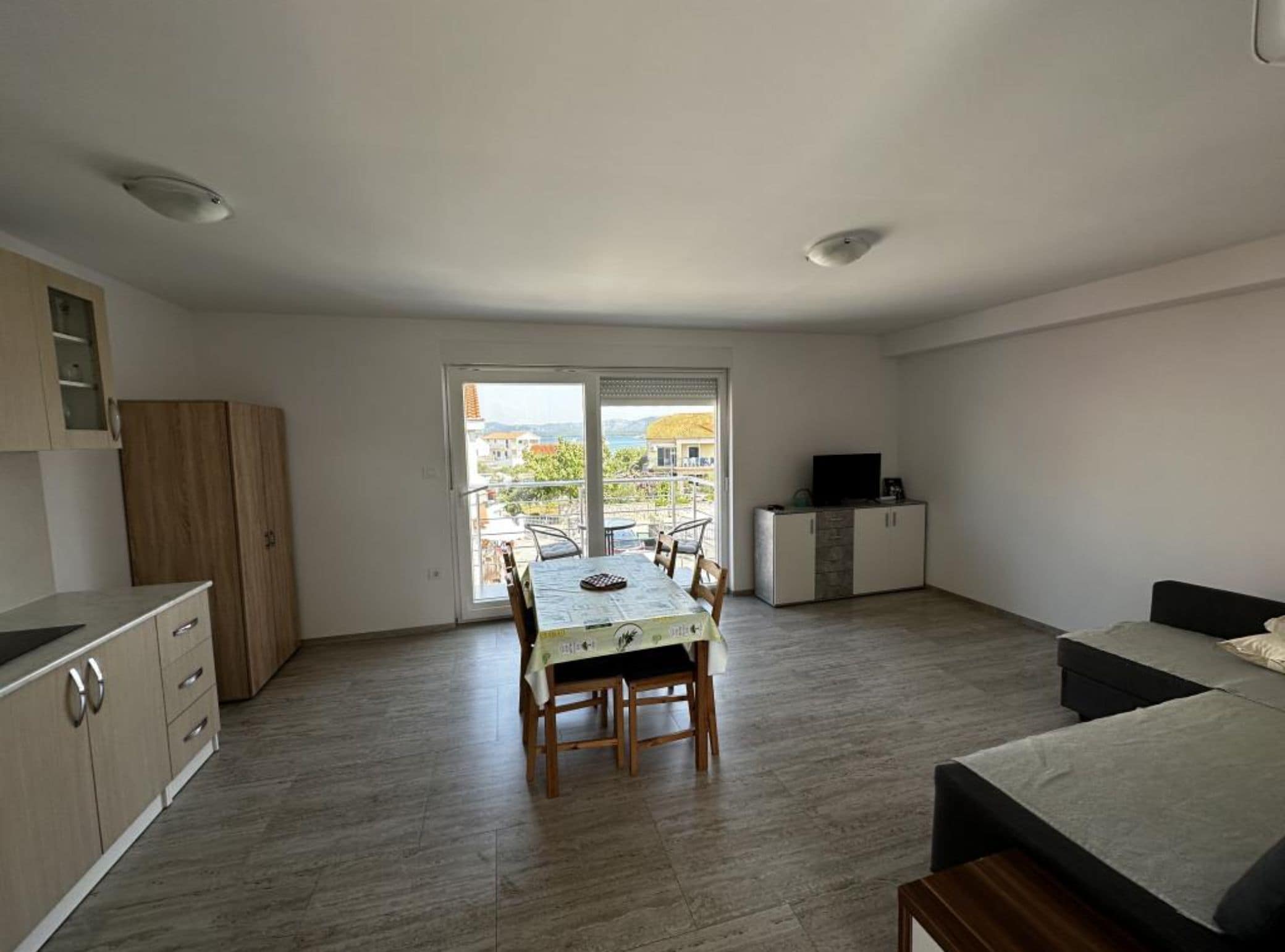 Appartamento (One bedroom apartment 3) | Soggiorno | Smart TV 32 pollici con canali satellitari