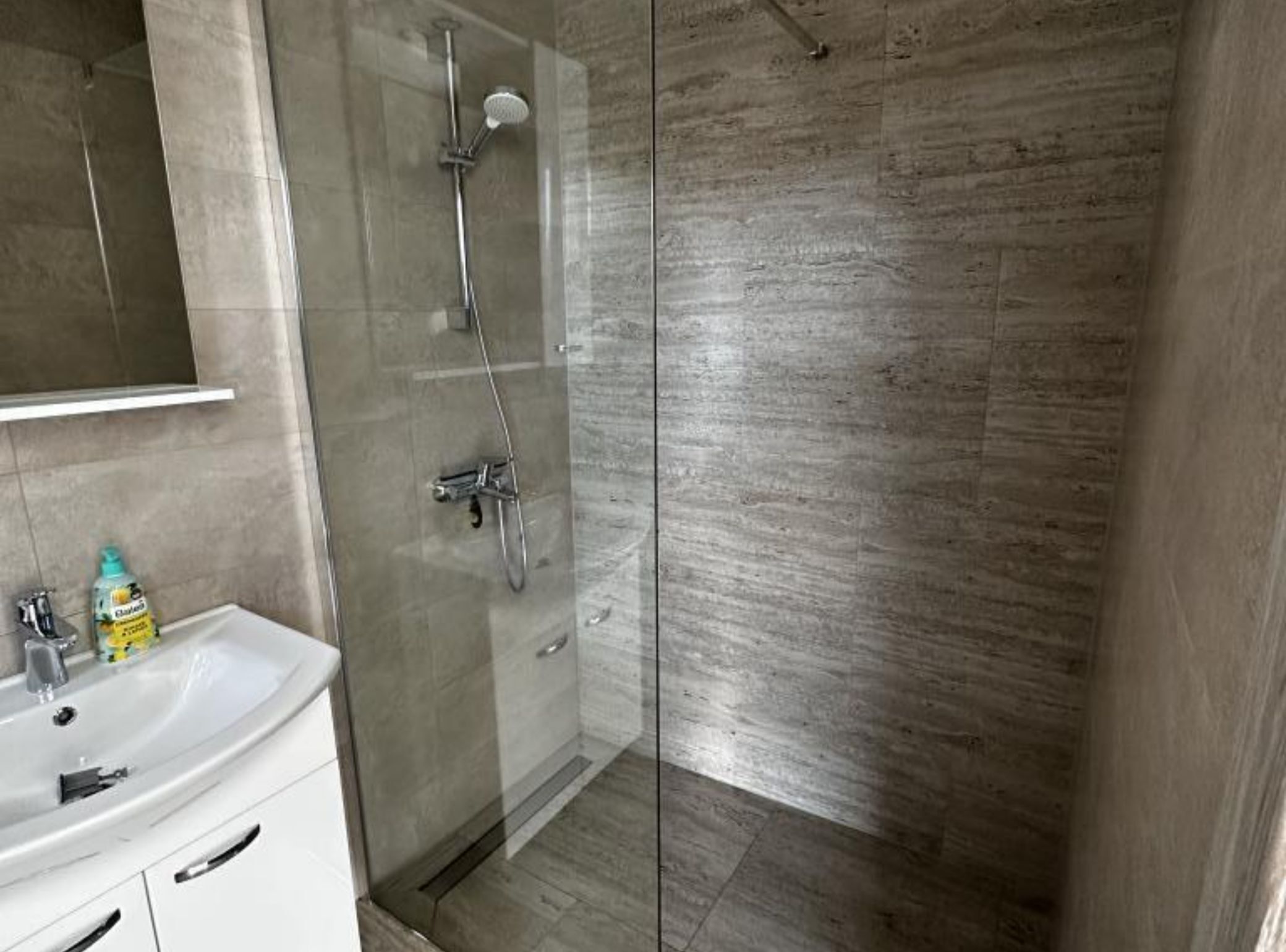 Appartement (One bedroom apartment 3) | Badkamer | Een douche, handdoeken