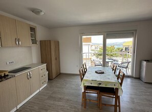 อพาร์ทเมนท์ (One bedroom apartment 3) | ห้องนั่งเล่น | สมาร์ททีวี 32 นิ้ว พร้อมช่องดาวเทียม