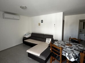Căn hộ (One bedroom apartment 1) | Phòng khách | Smart TV 32-inch có truyền hình vệ tinh 