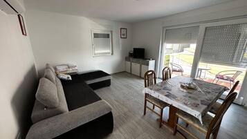 Apartment (One bedroom apartment 4) | Living room | 32-inch Smart TV with satellite channels