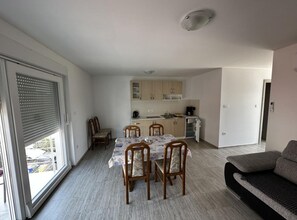 Căn hộ (One bedroom apartment 4) | Phòng khách | Smart TV 32-inch có truyền hình vệ tinh 