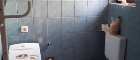 Apartment (TwoBedroom Apartment with Sea View) | Bilik Mandi | Pancuran mandi, tuala disediakan