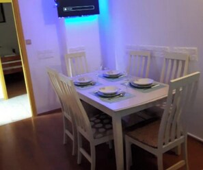 Apartamento (TwoBedroom Apartment with Sea View) | Sala de estar | Televisión de pantalla plana de 32 pulgadas con canales por cable