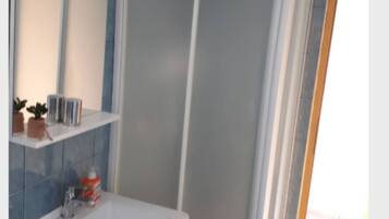 Apartment (TwoBedroom Apartment with Sea View) | Bathroom | Shower, towels