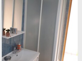 Apartamento (TwoBedroom Apartment with Sea View) | Baño | Ducha y toallas