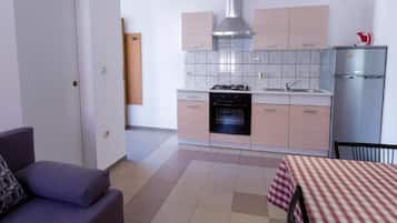 Apartment (OneBedroom Apartment With Terrace(A2)) | Wohnzimmer | 32-Zoll-Flachbildfernseher mit Satellitenempfang