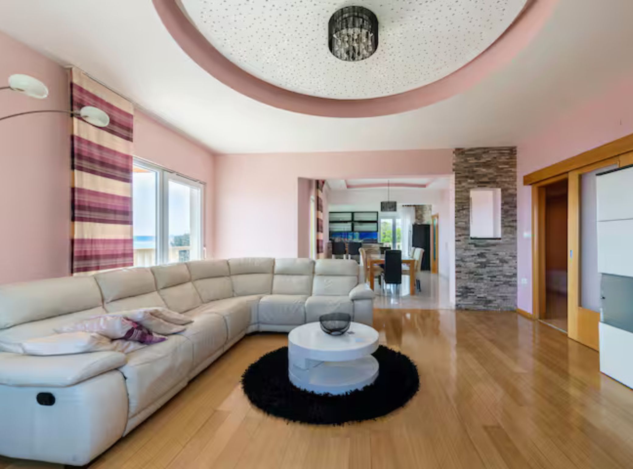 Villa (Six Bedroom Villa with Outdoor Pool, ) | Oppholdsrom | En 32-tommers Flatskjerm-TV med kabel-kanaler samt bordtennis