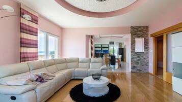 Villa (Six Bedroom Villa with Outdoor Pool, ) | Oppholdsrom | En 32-tommers Flatskjerm-TV med kabel-kanaler samt bordtennis