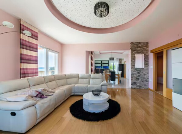 Villa (Six Bedroom Villa with Outdoor Pool, ) | Living room | 32-inch flat-screen TV with cable channels, table tennis