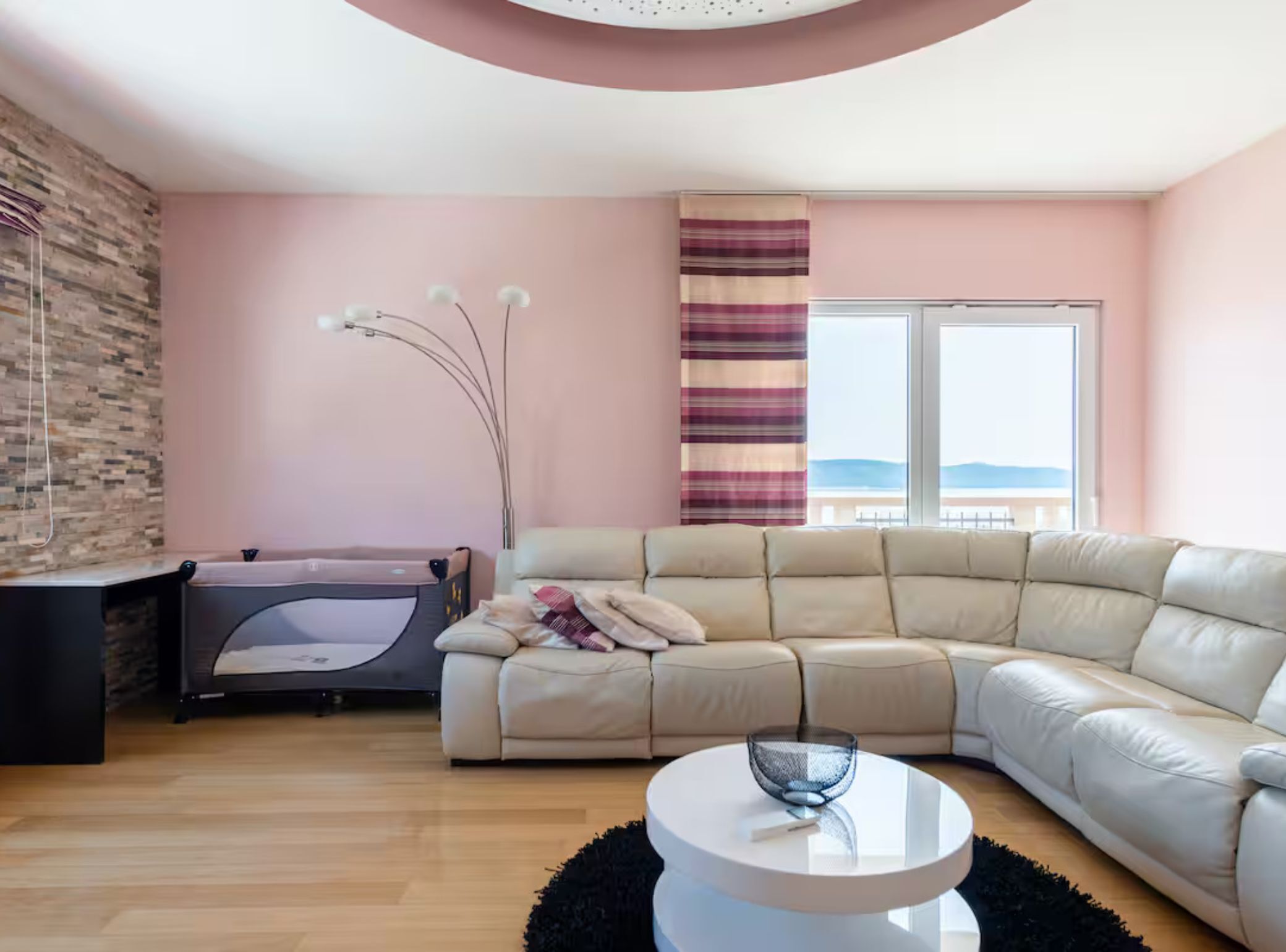 Villa (Six Bedroom Villa with Outdoor Pool, ) | Oppholdsrom | En 32-tommers Flatskjerm-TV med kabel-kanaler samt bordtennis