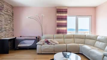 Villa (Six Bedroom Villa with Outdoor Pool, ) | Oppholdsrom | En 32-tommers Flatskjerm-TV med kabel-kanaler samt bordtennis