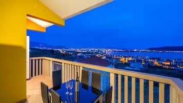 Villa (Six Bedroom Villa with Outdoor Pool, ) | Balkong