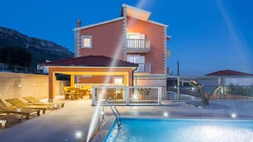 Villa (Six Bedroom Villa with Outdoor Pool, ) | Basseng | Utendørsbasseng og solsenger