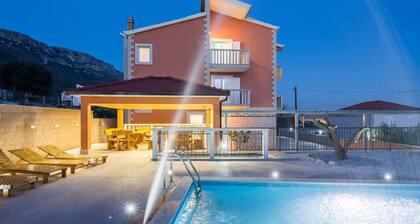 Villa Ana With Outdoor Pool, Sauna and Hot-tub