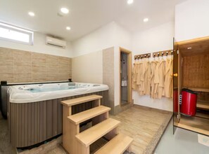 Villa (Six Bedroom Villa with Outdoor Pool, ) | Bain à remous privé