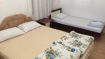 Kamar Double (Standard Double Room with Shared Bath) | 5 kamar tidur