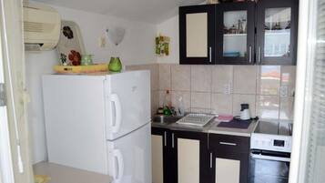 Apartemen (One Bedroom Apartment with Garden and) | Dapur pribadi | Lemari es