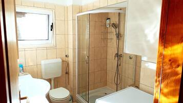 Apartment (TwoBedroom Apartment) | Bathroom | Shower, towels