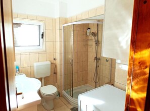 Leilighet (TwoBedroom Apartment) | Bad | Dusj og håndklær