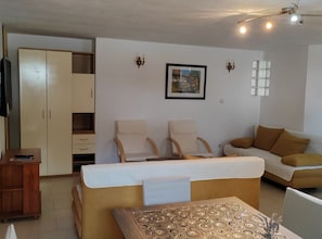 Villa (Four Bedroom Villa with Sea View) | Sala de estar | Televisión de pantalla plana de 32 pulgadas con canales vía satélite 