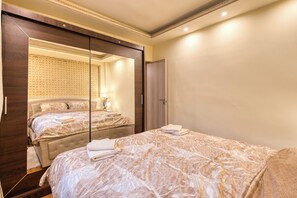 2 slaapkamers, een strijkplank/strijkijzer, internet, beddengoed