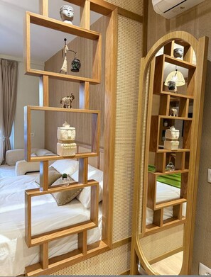 A bedroom with a wooden shelving unit and a mirror. - Luvra 1 Dh rmi Spacious Balcony Hideaway (Himarë)