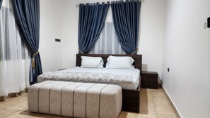 3 habitaciones, tabla de planchar con plancha, wifi y ropa de cama 