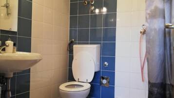 Apartment ((A1) OneBedroom Apartment with Terrac) | Bathroom | Shower, towels